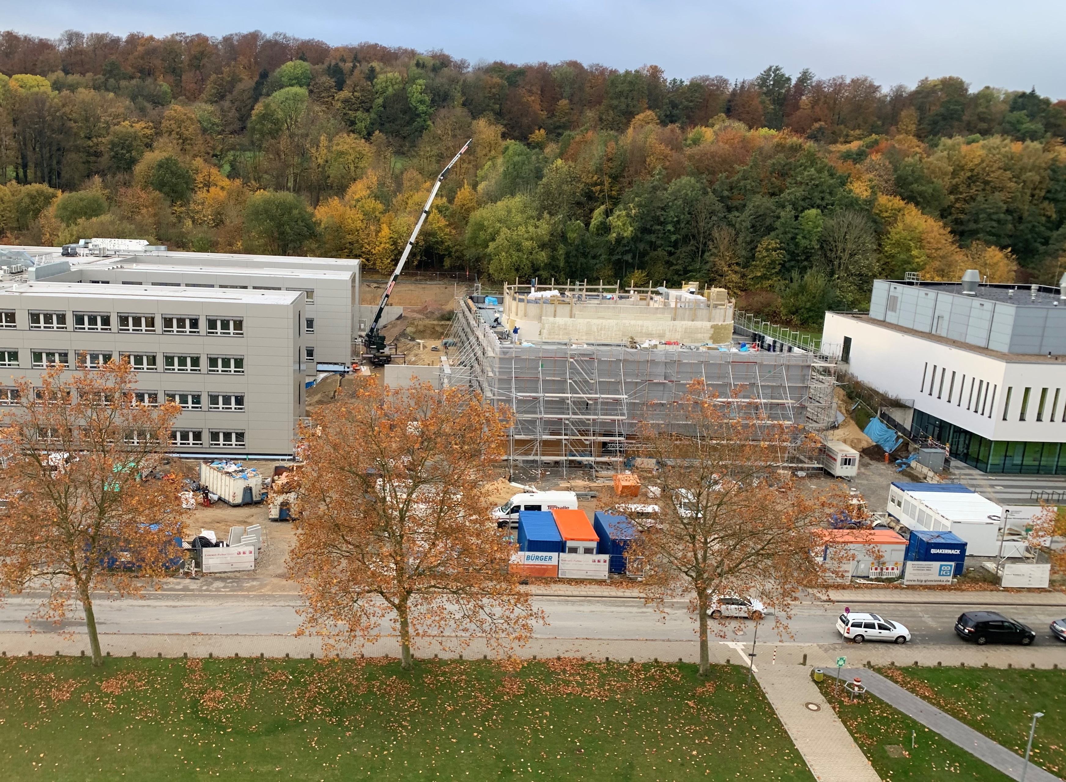 View of the consequence, the new lecture hall building between building Z and ExPhy